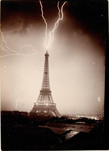 La Tour Eiffel foudroyée