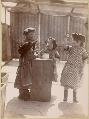 Les Bulles de savon, Gabrielle, Marguerite, Raymonde et Ernest, mes petits enfants, Embrun, avril 1892