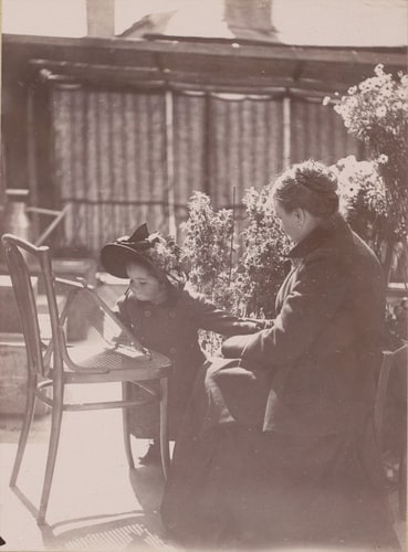 Marguerite avec un chapeau se regardant dans le miroir, à côté de sa Grand-mère, Embrun, avril 1891