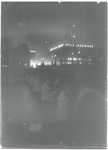 Paris : le Pont-Neuf, la Samaritaine et la Belle Jardinière dans la nuit