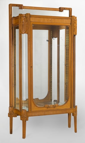 Vitrine à caisson cubique et fond de miroir