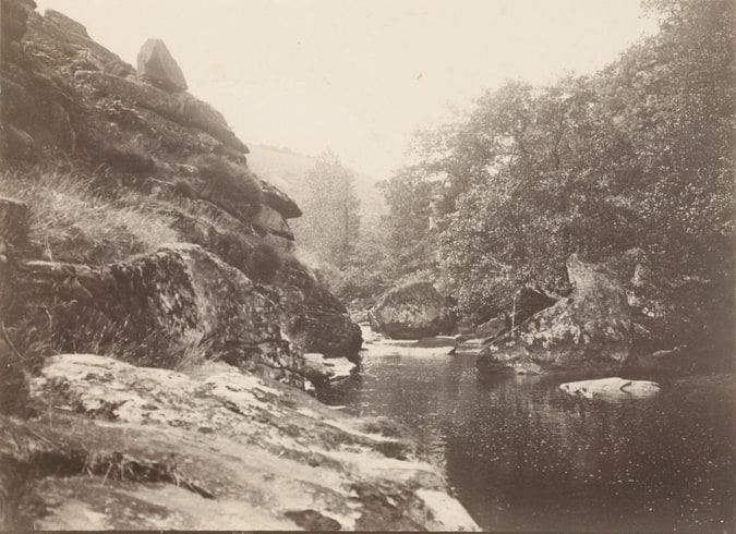 Paysage de rochers, ruisseau et arbres