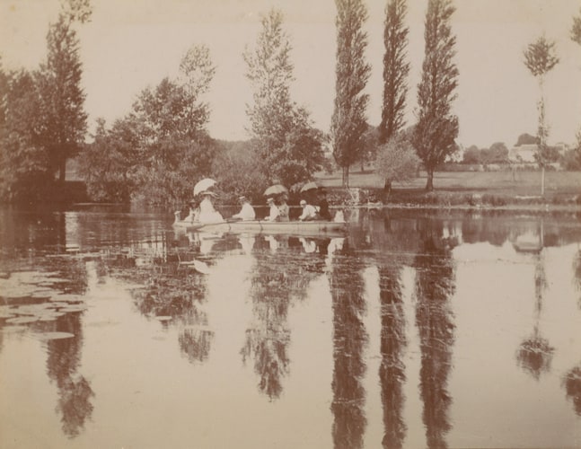 Canotage sur une rivière, et arbres au bord de l'eau