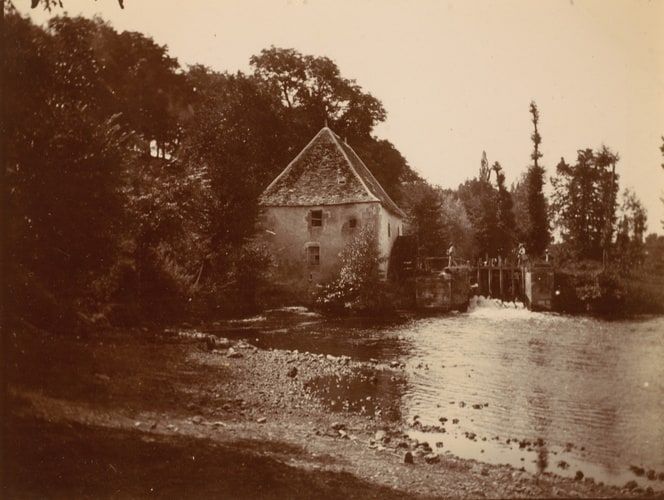 Vue de campagne, maison et des personnes au bord de l'eau