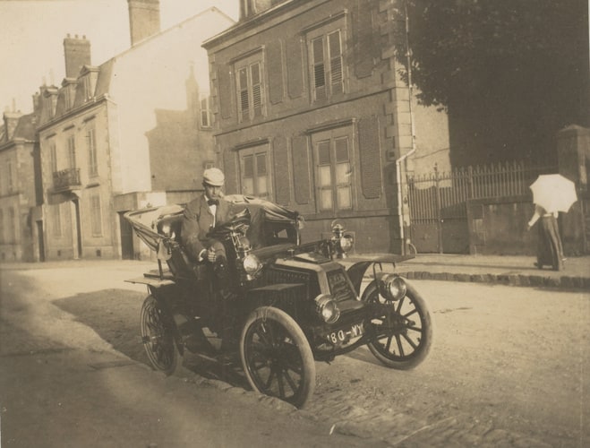 Homme assis dans une automobile