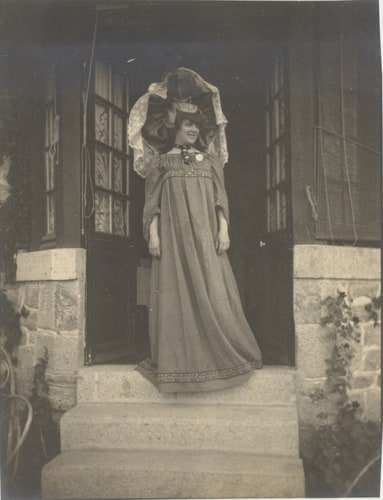 Jeune femme devant la porte