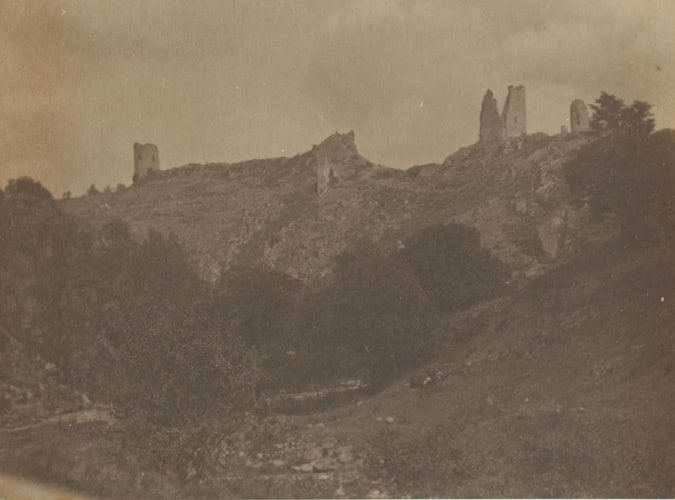 Paysage de collines avec ruines du château et une tour à Crozant