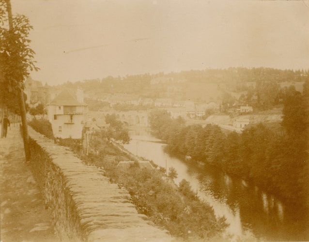 Vue de ville et cours d'eau