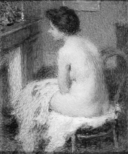 Femme assise se chauffant